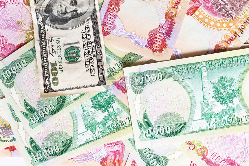 一堆伊拉克第纳尔和美元的钱图片