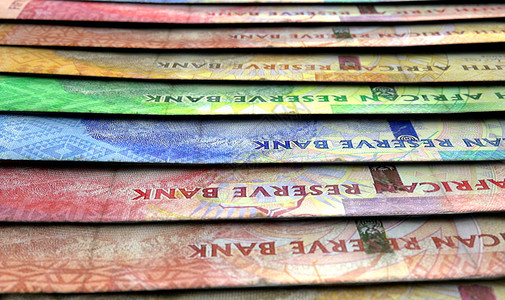 显示在交错行列中出和重叠的南非洲兰特钞票细节的图片