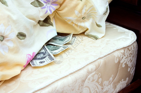 钱藏在枕头下图片