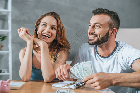 夫妇在规划家庭预算时笑着微图片