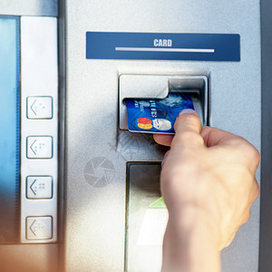 女手特写在ATM取款图片