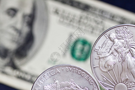 两枚银闪亮美元的硬币其背景是一图片