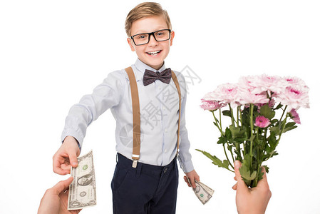 快乐的小男孩在眼镜买花图片