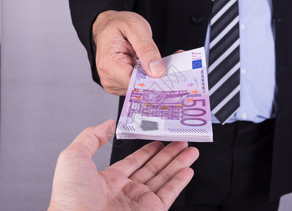 银行官员给欧元钞票高清图片