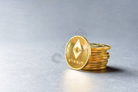 深色背景上的金色比特币硬与欧元硬币虚拟货币加密货币新的虚拟货图片