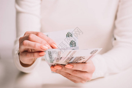 妇女点数俄罗斯卢布钞票有背景图片