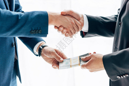 商人向商业伙伴行贿和用白手握的图片