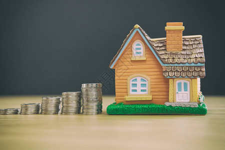 住房模型和硬币堆叠为购买房屋财产房地产投资融和银行图片