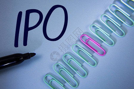 IPO上市文字书写文本Ipo首次公开募股的经营理念公司首次股票向公众开书面纯蓝色背景回形针背景