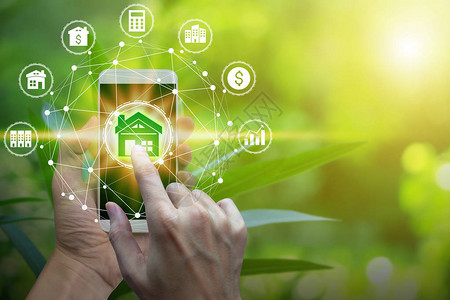 手使用智能手机与房地产投资图标在房地产背景的网络连接上图片