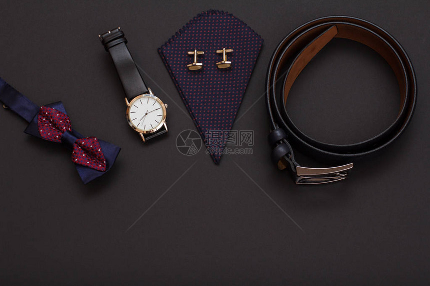 带金属扣的皮带黑色皮革表带的手表带袖扣的手帕和黑色背景的领结男士图片