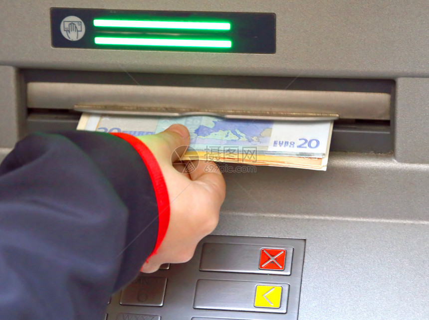 手从ATM自动取款机取钱图片
