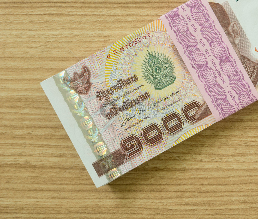 一万泰国钞票放在桌上图片