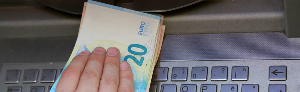 在欧洲自动取款机或现金兑换机上图片