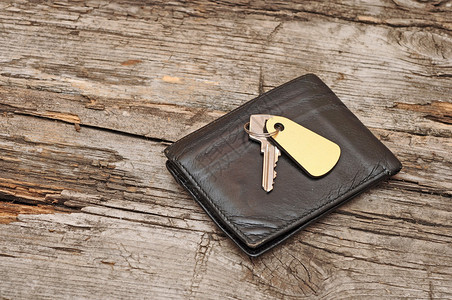 木背景上的钱包和钥匙图片
