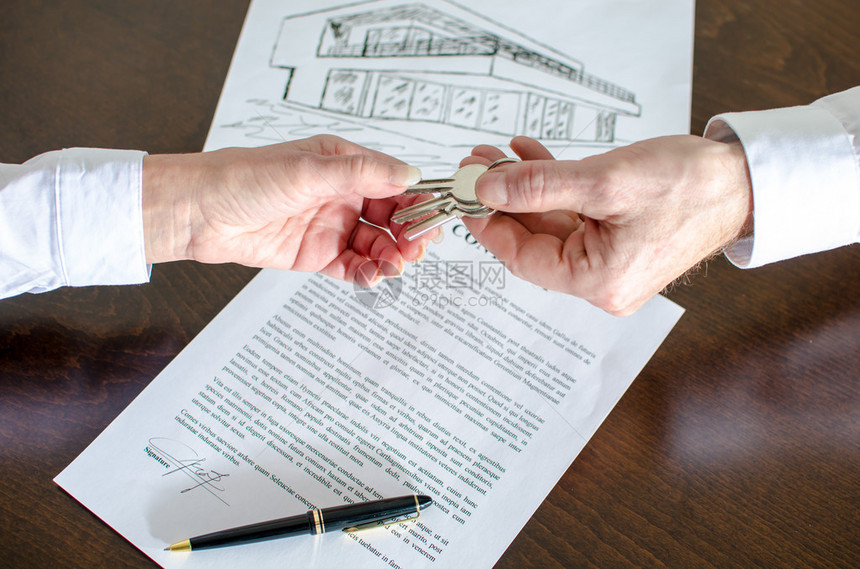 签署合同后向客户提供房屋钥匙的房图片