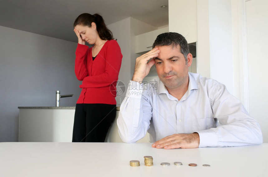 丈夫和妻子3040岁有财务问题图片