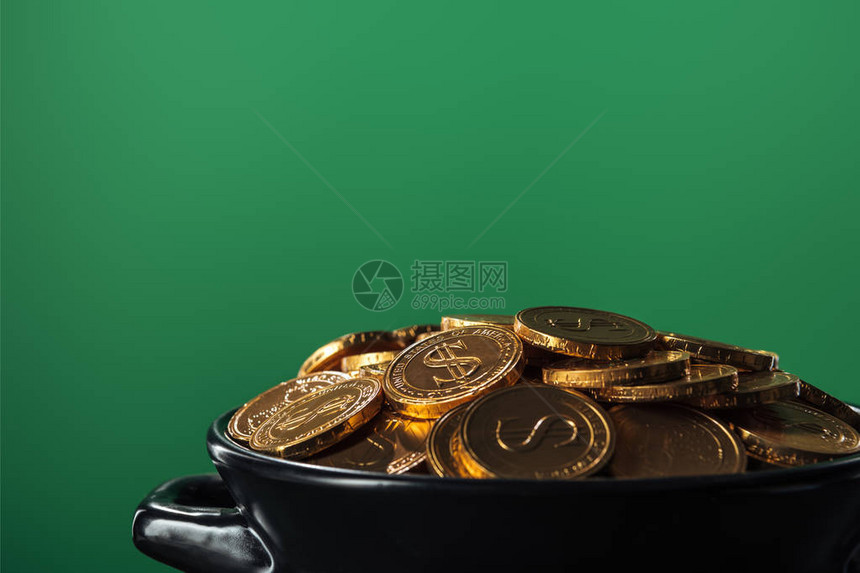 黑锅中黑锅中的金质硬币图片