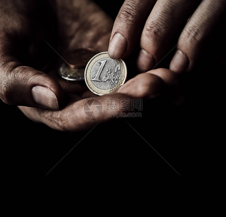 用硬币乞丐的手贫困概念特写图片