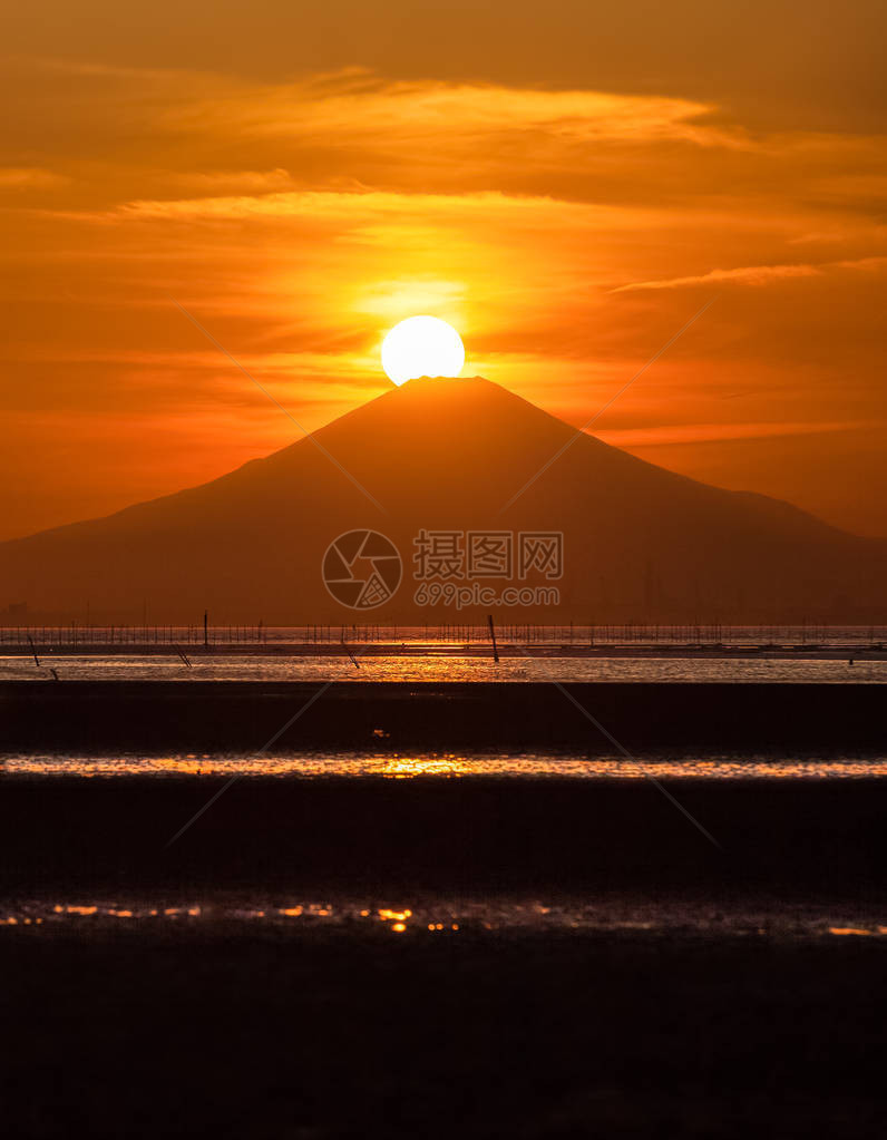 日落背景下的富士山景观图片