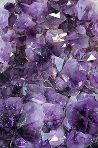 带有非常反光宝石的矿物紫色图片
