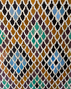 在摩洛哥清真寺中形成钻石形状的东方瓷砖图片