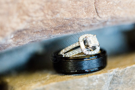 关闭从贵金属的结婚戒指图片