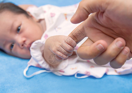 可爱的新生婴儿手握图片