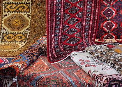 市场上出售的不同国籍和质量的地毯背景图片