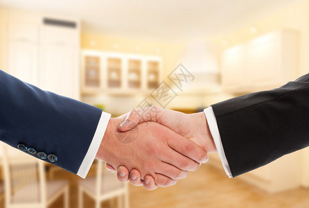 与商人握手购买或出售房地产概念图片