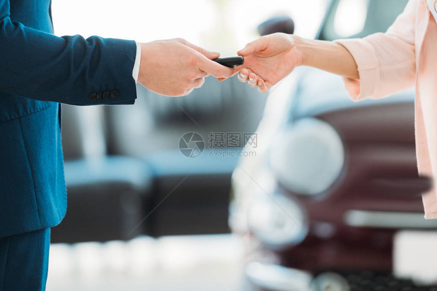 销售经理在购买后向客户提供汽车钥图片