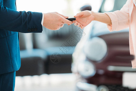 销售经理在购买后向客户提供汽车钥图片