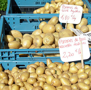 市场上出售的新鲜土豆图片