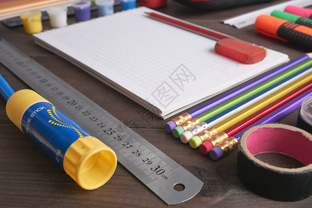 笔记本不同彩色铅笔抹布机标尺胶棒胶带图片