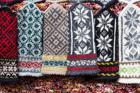 出售的彩色编织羊毛手套图片