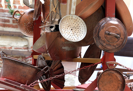 许多铜物品供和家用在跳蚤市场图片