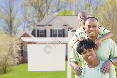 非裔美国人家庭在白衣地产标志和新房子前等着你写自己图片