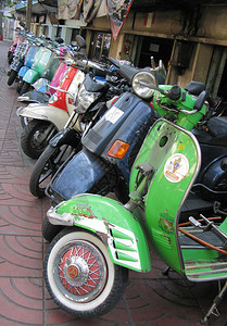 曼谷街道上的一排轻便摩托车图片