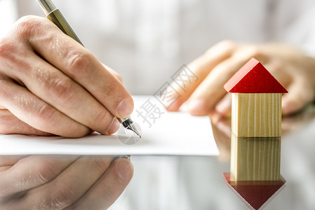 文献资料男子在购买新房或出售现有房屋时签署抵押或保险合同或销售契约的概念形象背景