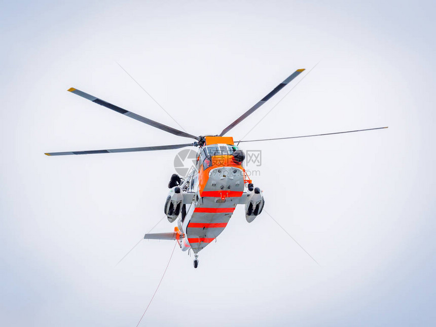 挪威海航和救援直升机在海上进行营救演习图片