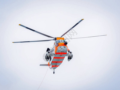 挪威海航和救援直升机在海上进行营救演习背景图片
