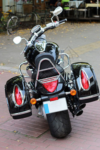 强大的黑色摩托车的背面图片