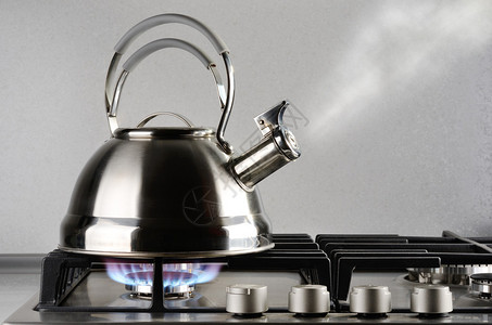 燃气灶上开水的茶壶图片