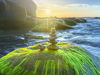 石头在岩石上是平衡的欢迎美图片