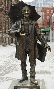 在克拉斯诺亚尔斯克带雨伞的艺术家安德鲁波兹图片