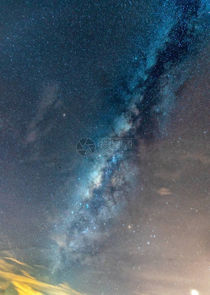 夜间风景与银河在天空中图片