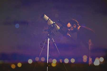 业余天文学家用望远镜观察恒星天文学图片