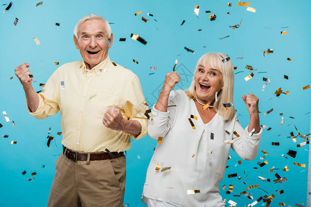 幸福快乐的退休夫妻穿着蓝色彩图片