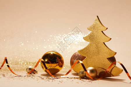 圣杯球装饰圣诞树花纹丝带和图片
