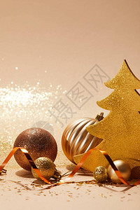 圣诞节球闪发光的圣诞树和桌图片